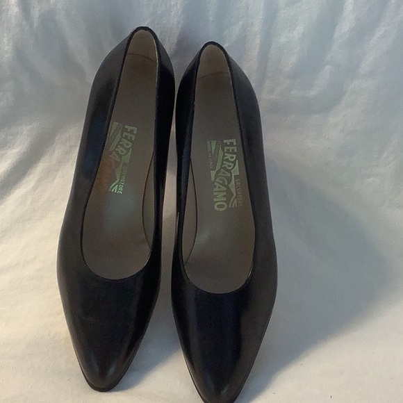 Ferragamo Black Pointed Toe Heels/Pumps - Picture 8 of 9